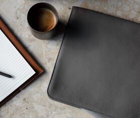 August Sandgren 'PC Cover' BLACK AUSA22PCC660BLK