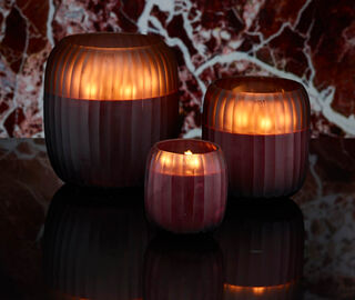 ONNO Collection 'Ruby' candle Muse scent, medium RED ONNO23CAN919RED