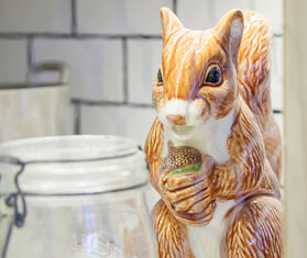 Bordallo Pinheiro &#39;Jarros&#39; pitcher, squirrel MULTICOLOUR BOPI22JAR450MUL