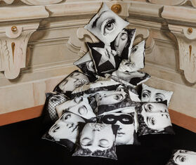 Fornasetti &#39;Burlesque&#39; cushion WHITE FORN23CUS211MUL