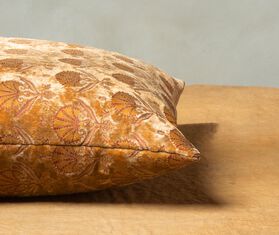 The House of Lyria 'Mazzolina' cushion GOLD HOLY23MAZ845GOL
