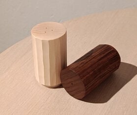 Zanat &#39;Grana&#39; salt and pepper shaker set, walnut and maple MULTICOLOR ZANA25GRA703WAL