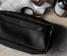 August Sandgren 'Washbag' BLACK AUSA22WAS677BLK