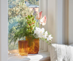 AYTM 'Folium' vase amber, low AMBER AYTM22FOL535AMB