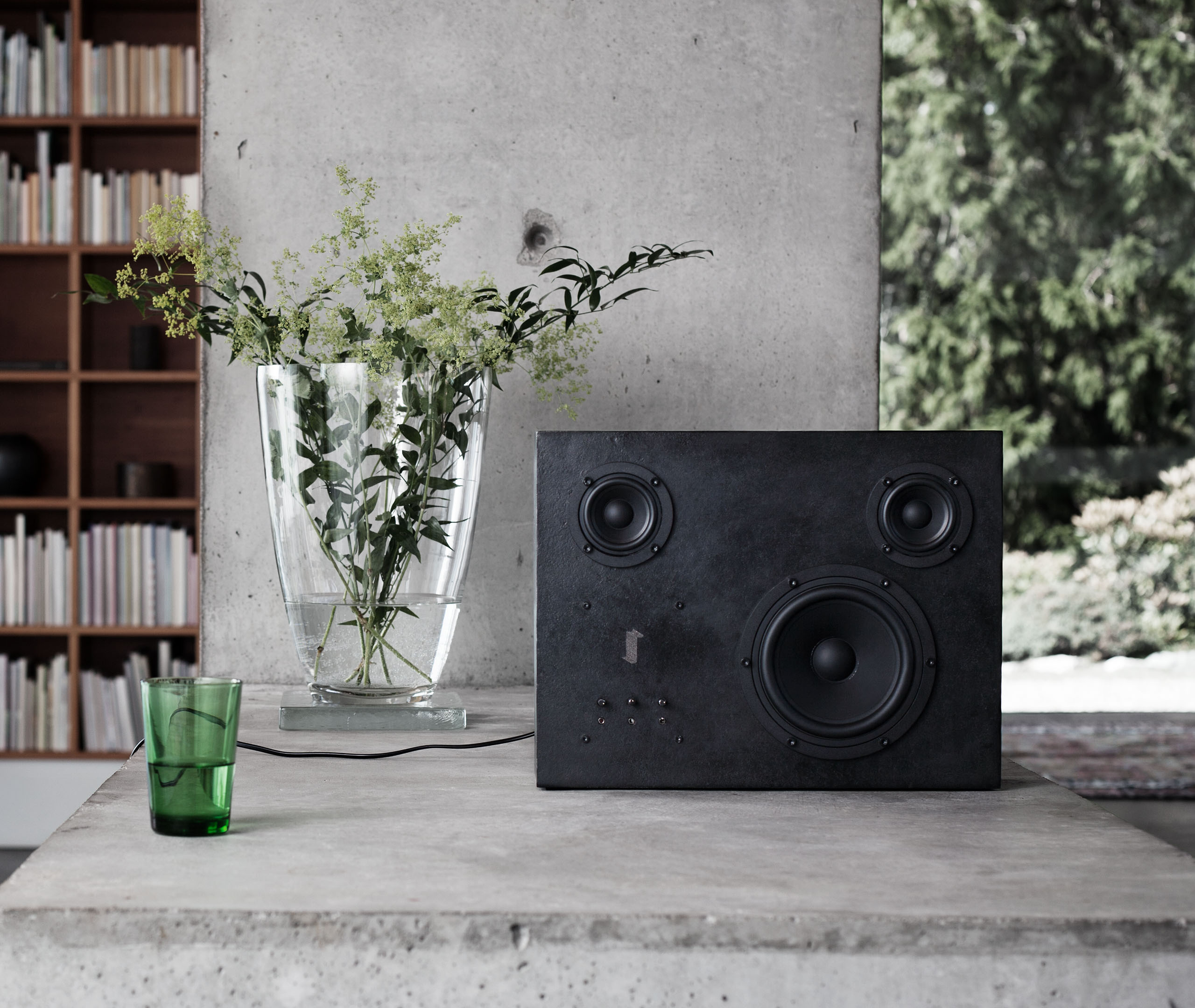 Transparent Rectangle-shape Steel Speaker In Black