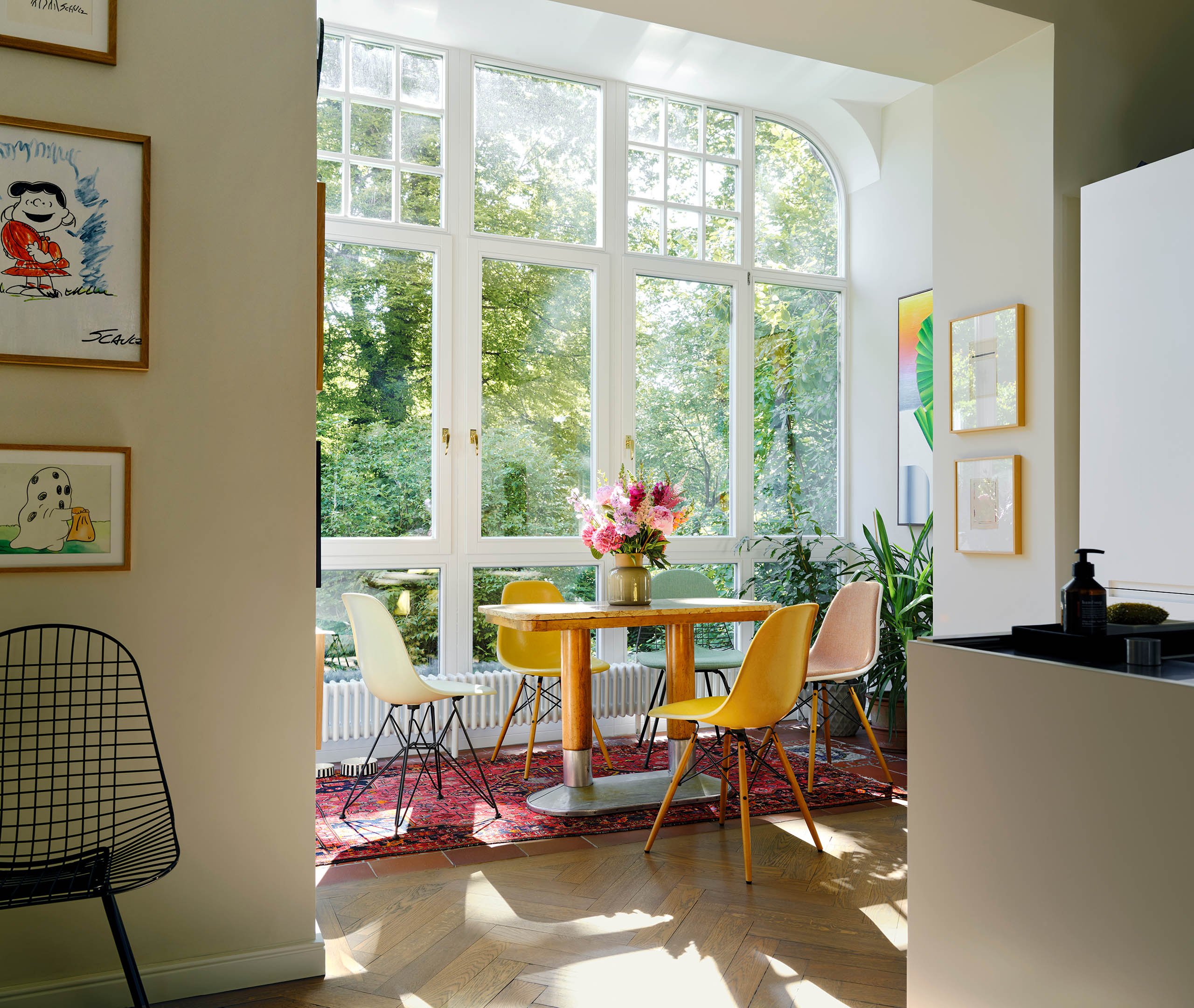 Vitra Seating White In White, Maple, Black