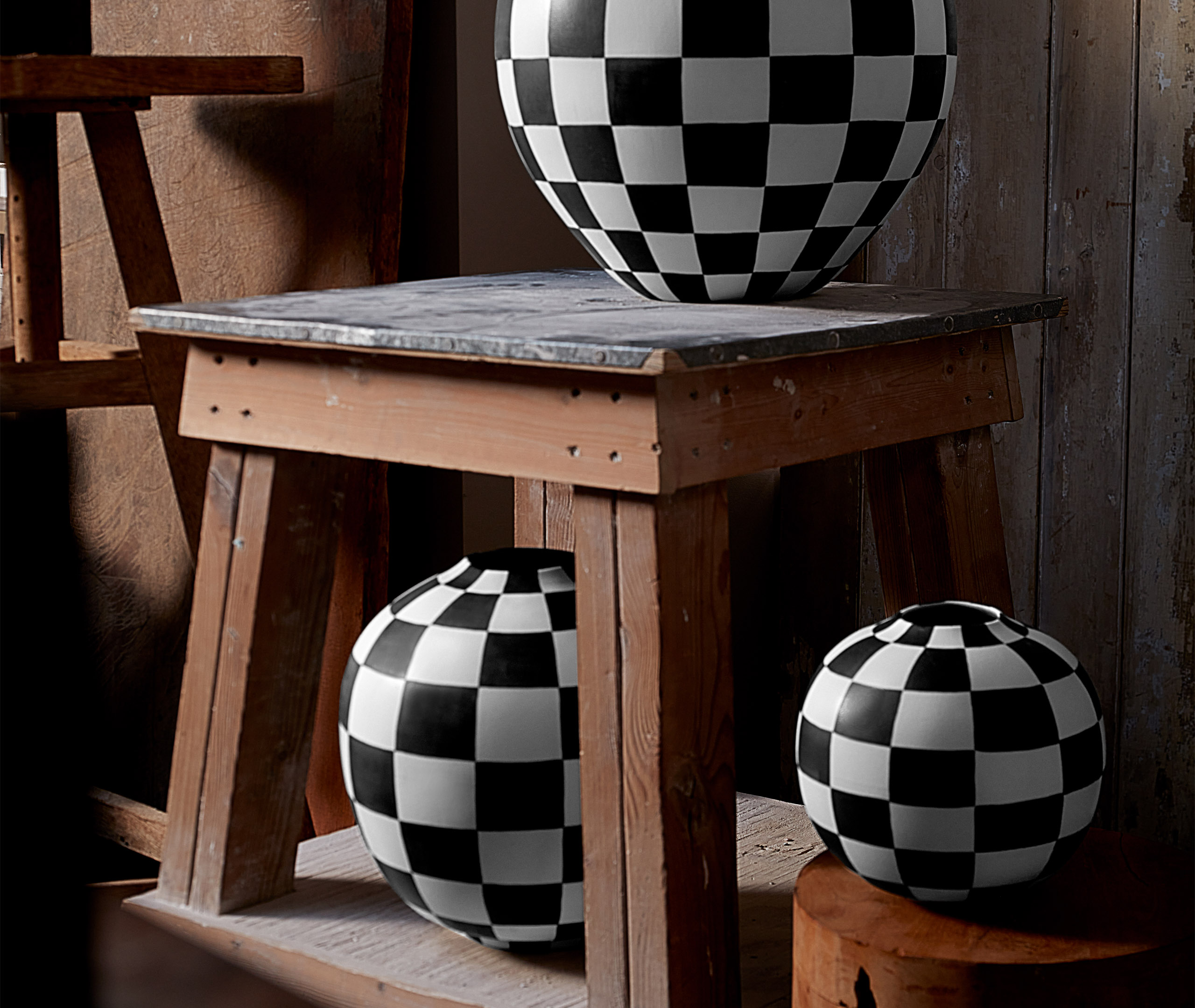 L'objet White Damier Porcelain Vase In Black